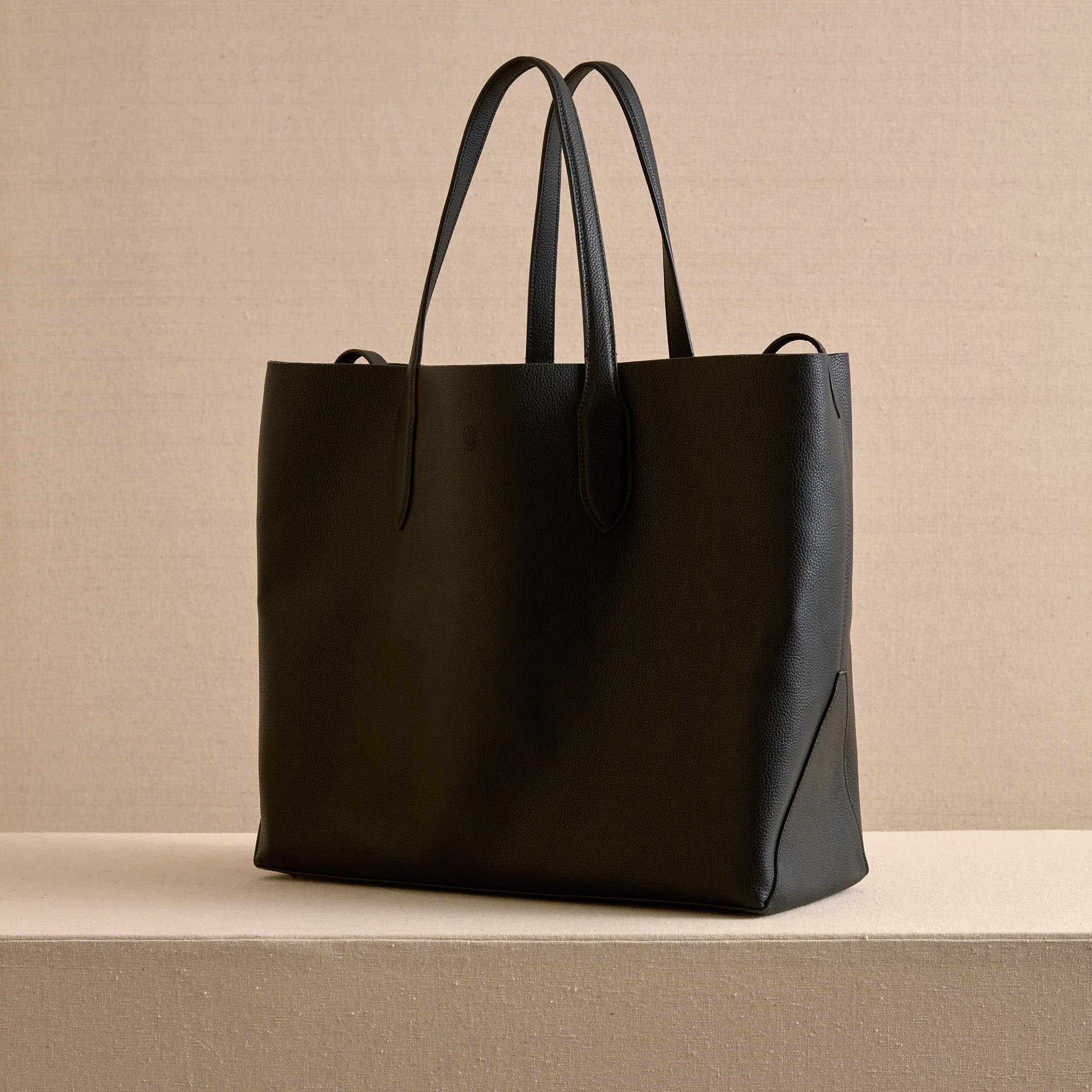 E42 in Black - Image 3