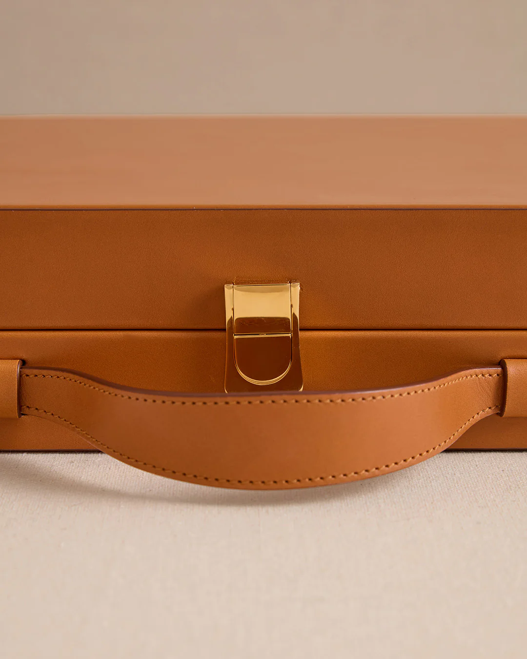 Rear Window Backgammon in Luggage - Image 6